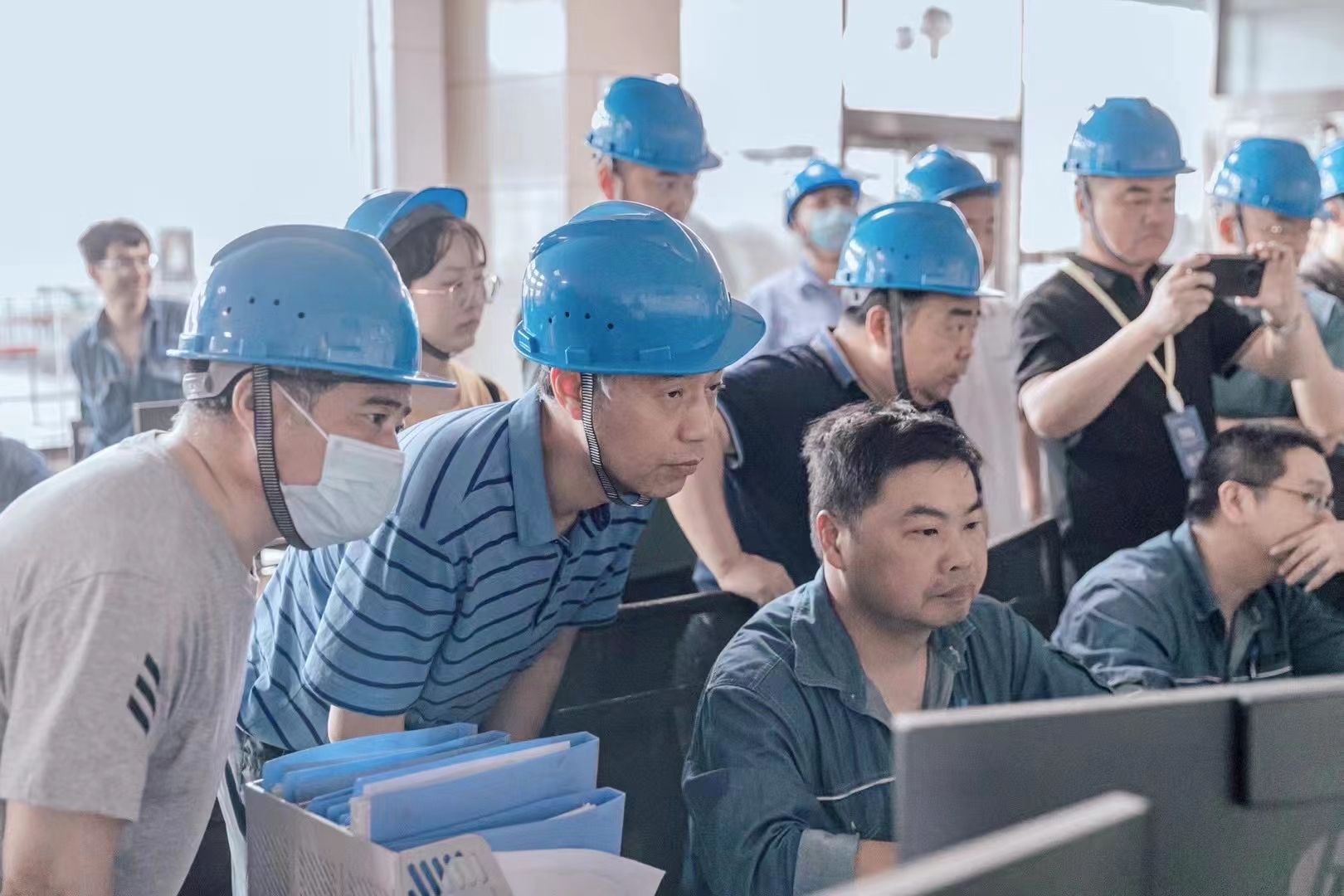 1627372501739008122.jpg 专家参观海宁大都市热电.jpg